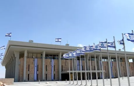 חשש כבד לפגיעה בבנות הדתיות, בעקבות אישור התקנות החדשות לשלילת פטור מגיוס לבנות