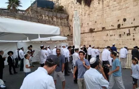 אלפי יהודים הגיעו לרחבה הדרומית של הכותל המערבי בימי חול המועד סוכות